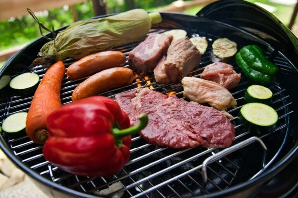 炭火グリルで本格BBQ