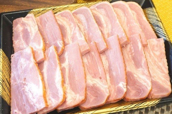 ベーコン 500g / ¥1,760　1kg / ¥3,300