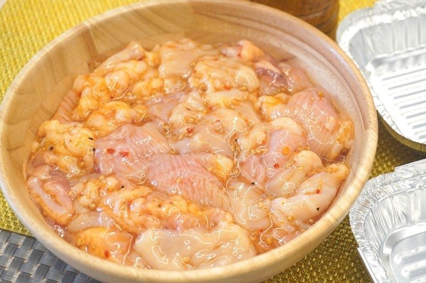 国産牛ミックスホルモン味付 500g / ¥2,200　1kg / ¥4,180